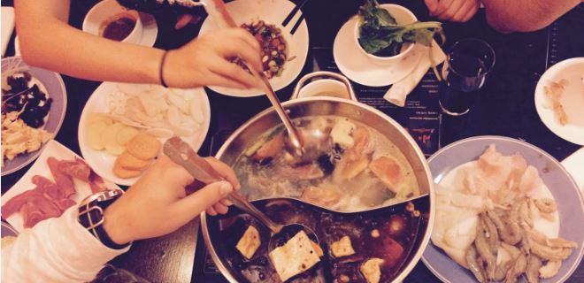 Chinesiches Feuertopf mit Fleisch und Gemüse essen