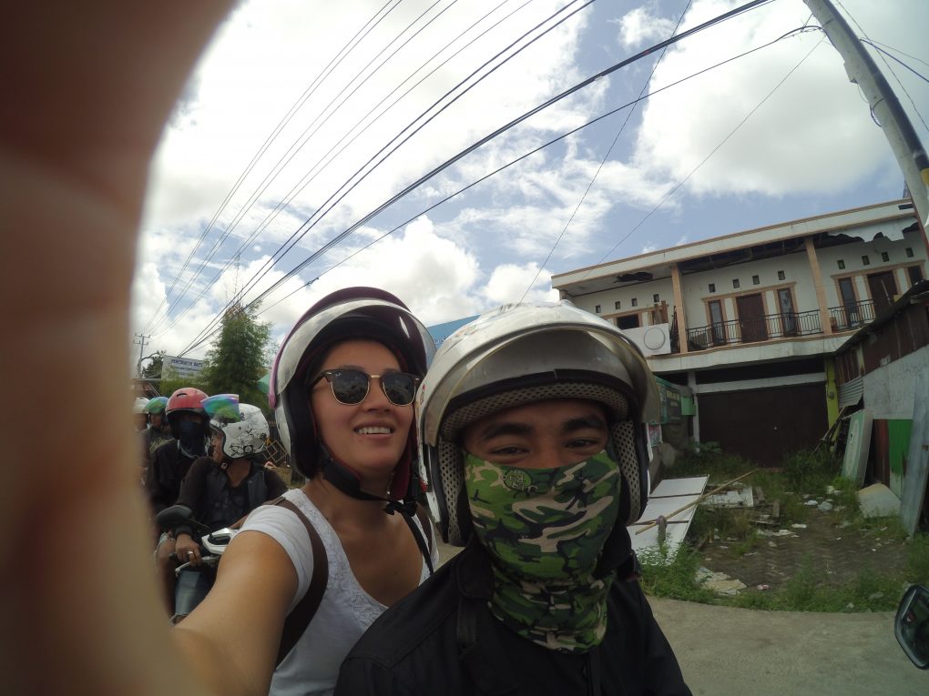 Yun hinten aufm Motorrad in Makassar Sulawesi