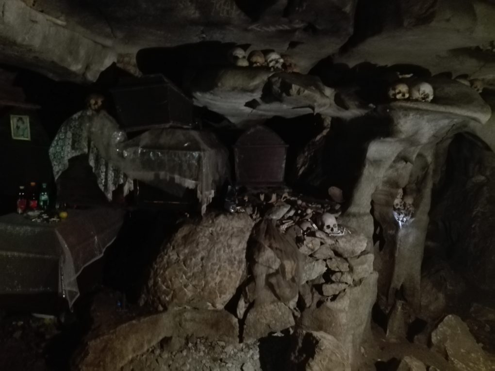 Steinhöhle mit Sargen in Londa